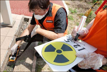 20111108-Greenpeace Japan nuc.jpg